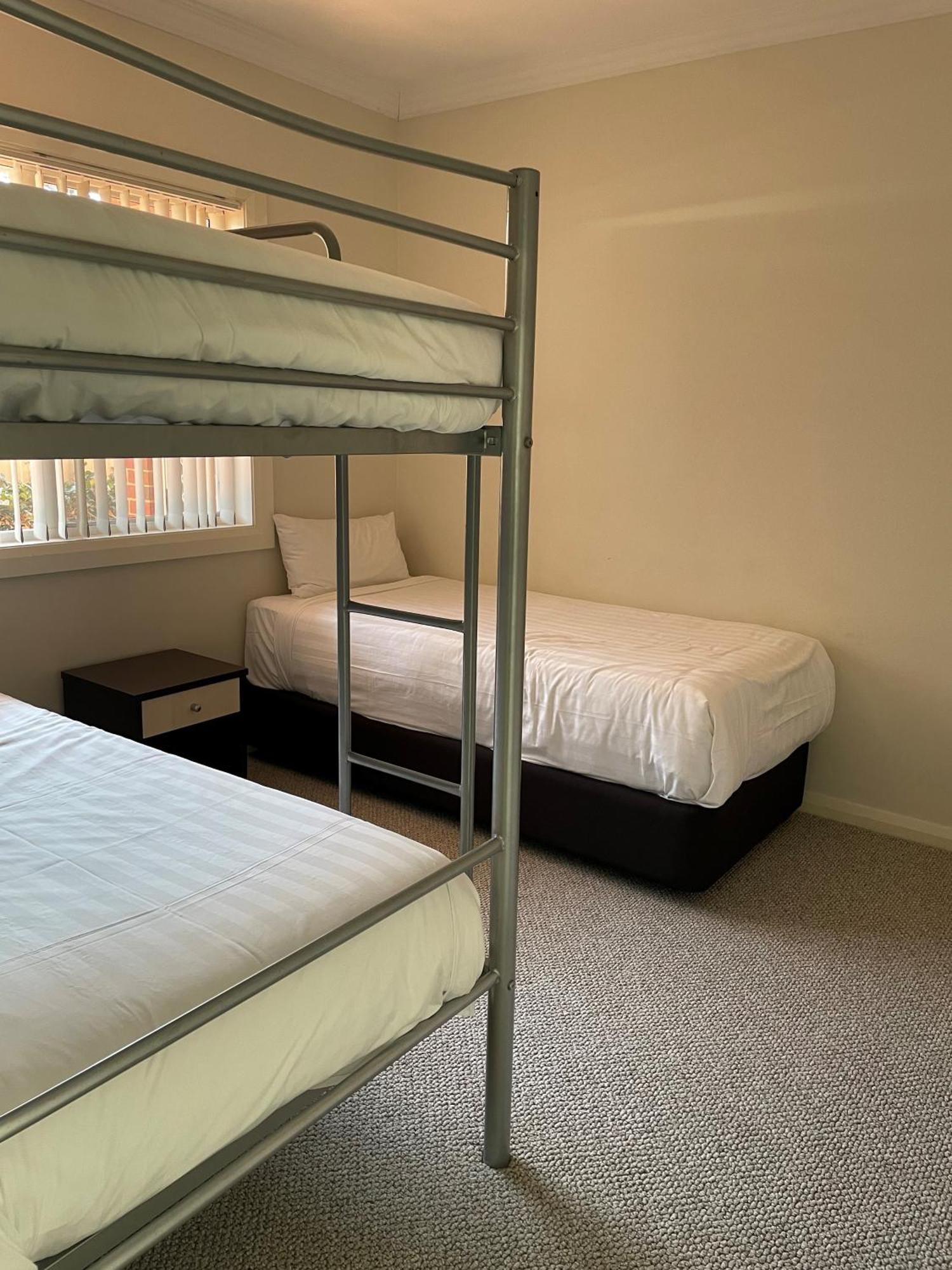 The Charles Hotel Wagga Wagga Buitenkant foto